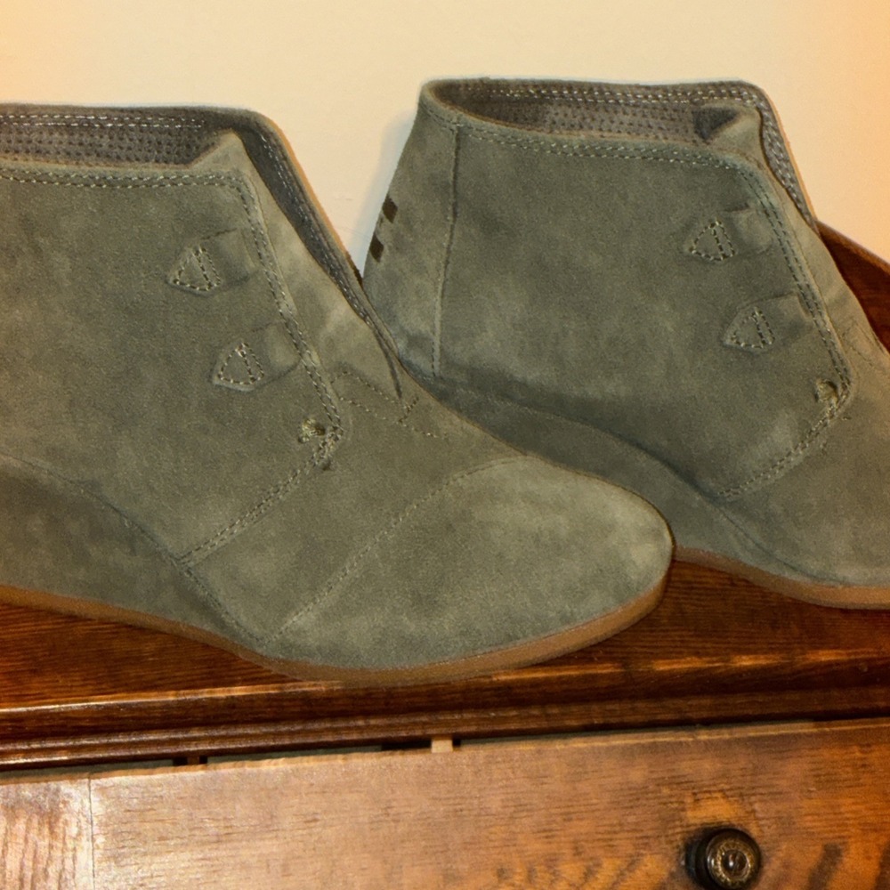 TOMS - WOMEN'S KALA WEDGE DUSTY OLIVE‎ SUEDE BOOTIES